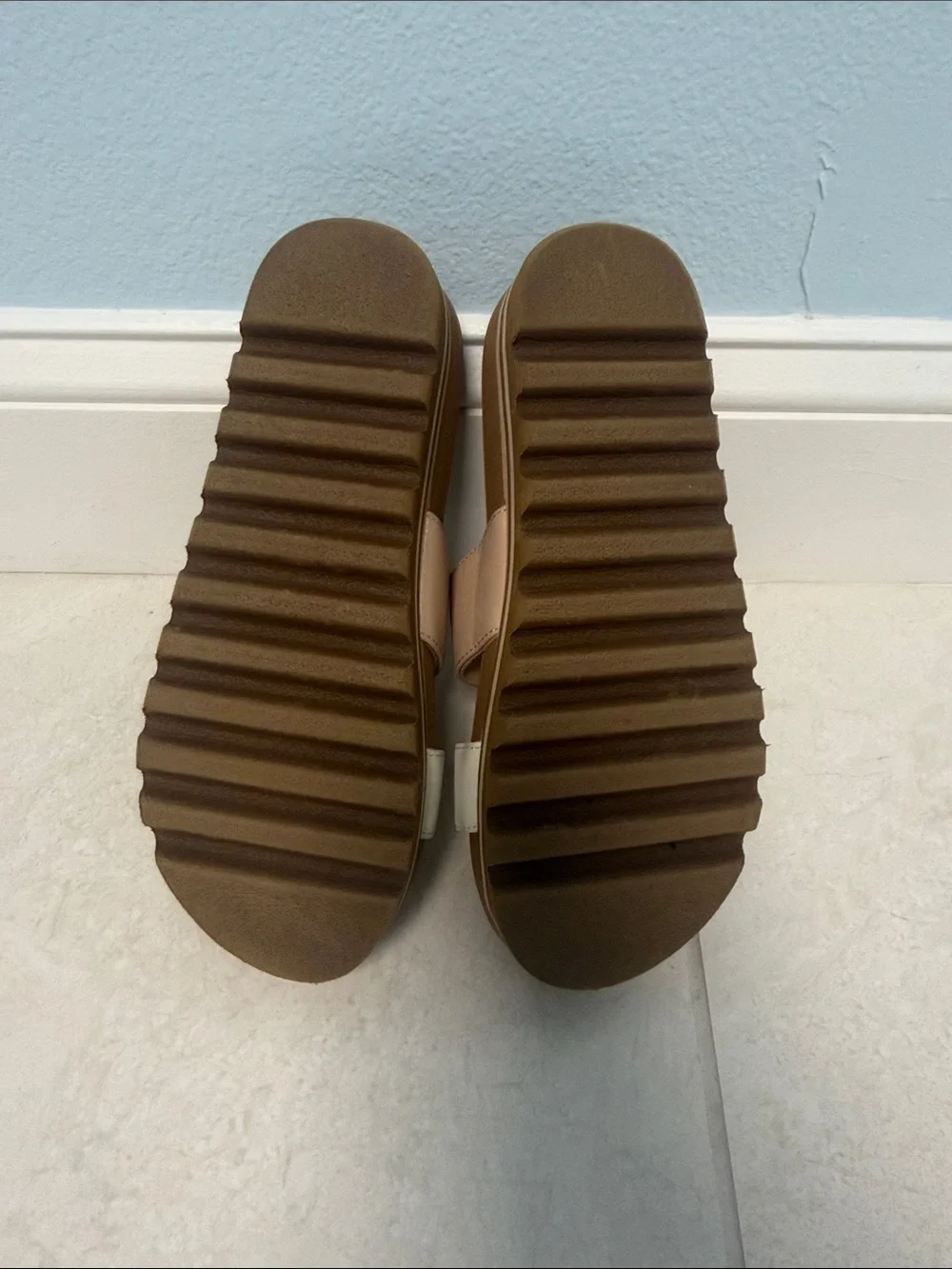 Reef Cushion Vista - Size 7- Beige and White - Picture 4 of 7